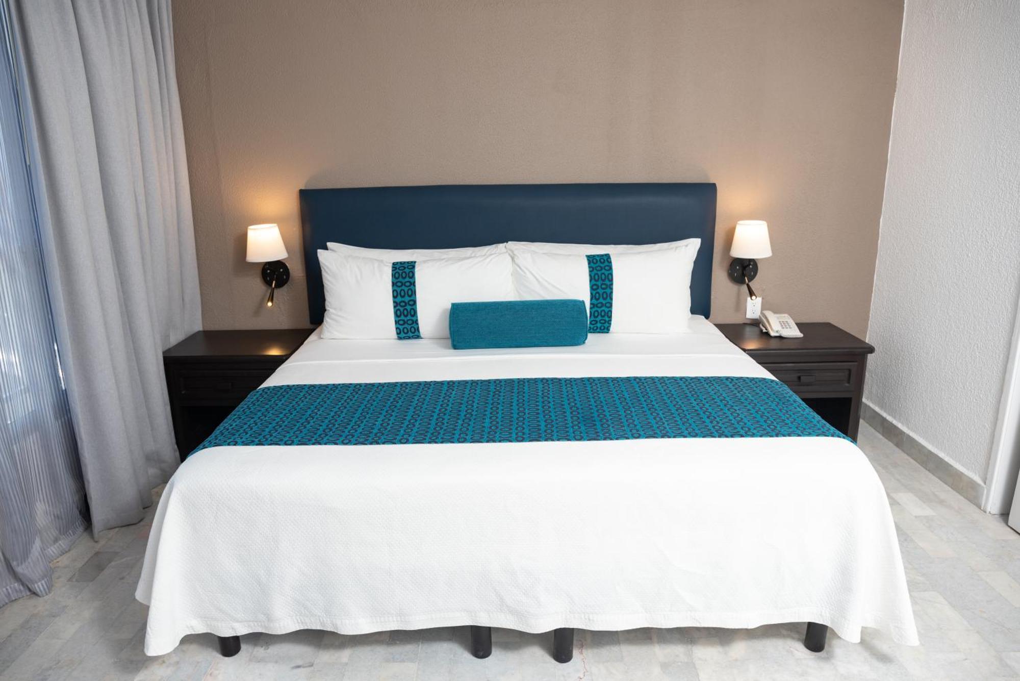 Ritz Acapulco All Inclusive Екстериор снимка A bed with a bed runner