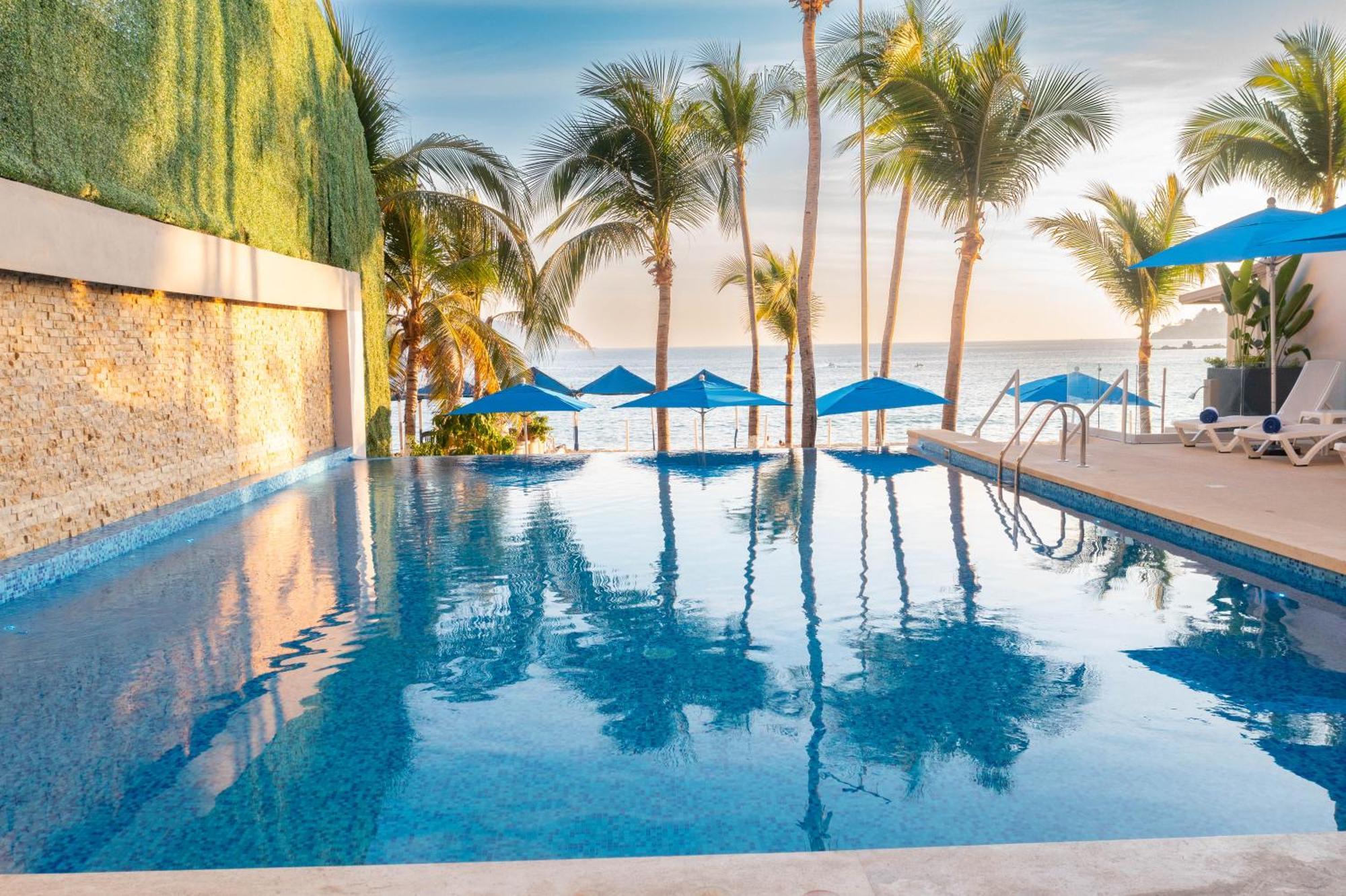 Ritz Acapulco All Inclusive Екстериор снимка Infinity pool at the beach